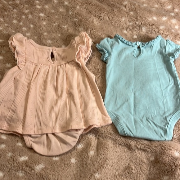 Carters 2 piece lot of newborn bodysuits. - Picture 5 of 5